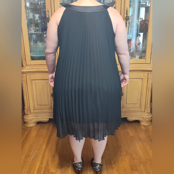 Signature by Robbie Bee, black pleated swing dress. 20W - Picture 2 of 2